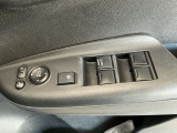 運転席のスイッチで全てのウィンドウの開閉操作を行うことができます。ロックボタンをONにしておくと、運転席以外のウィンドウは作動しないのでお子様を乗せているときなども安心ですね♪