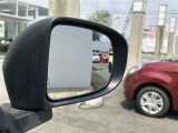 隣車線を走る車両をレーダーで検知し、ドアミラーでは確認しにくい後側方エリアに存在する車両に加え、急接近してくる車両も検知します。車両を検知するとドアミラーに搭載されたLEDインジケーターが点灯します。
