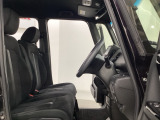 座面も厚みがあり背もたれも高く、広い足元にゆったり座れるシートです。運転席と助手席の間が空いている為、助手席側への移動がスムーズです。交通量の多い道でも助手席側から乗り降りができます。