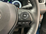 前方の車との車間を設定し、スピードを上げたり緩めたりを自動で行ってくれる追尾式の「レーダークルーズ」。上級装備の一つです!高級車にしかつかない嬉しい機能です。