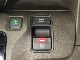 セレクトレバーの右に電子制御パーキングブレーキがあります。スイッチひとつで、停車した地点の傾斜などをシステムが検知・判断してブレーキ力を自動的に最適制御し、しっかり停車できるパーキングシステムです。