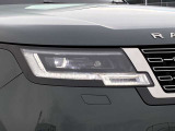 【デジタルLEDヘッドライト(シグネチャーDRL付)】車両や歩行者を検知し、その部分だけを遮光して眩惑を軽減します。ステアリング操作と車速に応じてカーブの先を予測し照射し夜間の運転を手助けします。