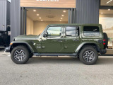 【ホイールアーチ】台形ホイールアーチはJeep伝統のデザインです。採用している理由は諸説ありますが、オフロードを走行する際にタイヤとボディが干渉しあわないよう配慮した作りにするためとなります。