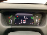 デジタル表示のスピードメーターとタコメーター、燃費やオドメーターなどの表示の他に、ホンダセンシング機能などの表示もできる多機能なマルチインフォメーション・ディスプレイです。