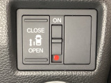 左側電動スライドドアは運転席からでも操作ができるように、ハンドル付近に開閉の操作スイッチが付いています。