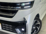 【LEDヘッドライト】悪天候や夜間走行時も良好な視界を確保し安心して運転できる高輝度LEDヘッドライトを装備!点灯速度が早く、消費電力も抑えられています。