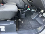 ■運転席の足元周りです!