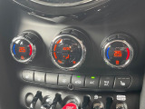 ●フロントシートヒーティング:運転席・助手席共にシートヒーターを装備しております。●デュアルオートエアコン:運転席・助手席それぞれで温度設定が可能な独立式オートエアコンを標準装備しております!