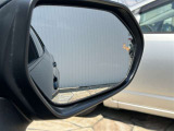 隣車線を走る車両をレーダーで検知し、ドアミラーでは確認しにくい後側方エリアに存在する車両に加え、急接近してくる車両も検知します。車両を検知するとドアミラーに搭載されたLEDインジケーターが点灯します。