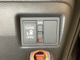 左側電動スライドドアは運転席からでも操作ができるように、ハンドル付近に開閉の操作スイッチが付いています。