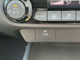 充電端子が装備されていますので車内でスマートフォンなどの充電が可能です。