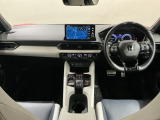 使いやすいレイアウトのダッシュボード周辺です。オートエアコンや小物入れなど嬉しい装備が満載です。