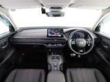 ZR-Vの開放的な前方視界。視界広々で非常に運転しやすくロングドライブでも疲れを感じさせないすっきりとまとまったインパネ周りです。またBOSEサウンドシステムにより、上質な音響を全席で味わえます。