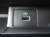 Type AのUSB電源ソケットが装着されております。移動中にスマホやタブレットの充電に便利です☆