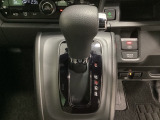 CVT車のセレクトレバーです。低速から高速まで、変速ショックのないスムーズな走りと、エンジン効率のよい領域を維持して燃費にも貢献します。サイドブレーキはスイッチ操作の電子制御パーキングブレーキです。