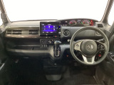 車内は光触媒抗菌消臭施工済です。スタイリッシュなデザインでスポーティなインパネ周りを演出します。グローブボックスやカップホルダーのほかにトレーなどたくさんの収納スペースが付いています。