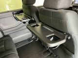前席背面には格納式のテーブルも装備。食事やスマホ・タブレットでの動画視聴など様々な用途で活躍します。サイドにはちょっとした荷物がかけれて便利なコンビニフック付きです。