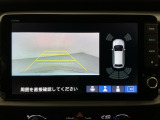リバースギアに入れるだけで後方の表示へ切り替わります。夜間や雨の日の駐車も楽になりますよ。
