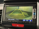 リバースギアに入れるだけで後方の表示へ切り替わります。夜間や雨の日の駐車も楽になりますよ。