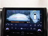 バックモニター付き。駐車の際のサポートとなり、必須アイテムのひとつですよね。それでも、バックする際は必ずご自身の目で確認をしてください。パノラミックビューで上から見下ろした視点でも確認できます!