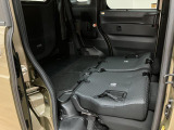 リヤシートの背もたれを左右倒すと、トランクスペースが開放的に広がり荷物もたっぷり収納可能です。