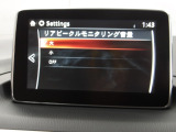 リアバンパーの内側に設置したセンサーで側方・後方からの車両接近を感知し、ドアミラーの鏡面に備えたインジケーターの点滅でドライバーに通知♪ドライバーの安全確認をサポート致します。