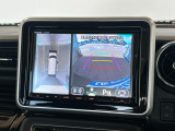 【全方位型モニター】クルマを上空から見下ろしているかのように、直感的に周囲の状況を把握できる全方位型モニター。狭い場所での駐車でも周囲が映像で確認できます。