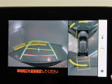 パノラミックビューモニター付きです。車両を上から見たような映像をモニター画面に表示。運転席からの目視では見にくい、車両周辺の状況をリアルタイムでしっかり確認できます。