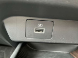 充電ポート付き!車内も充電できて便利!