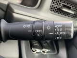 ■オートライト■車外の明るさに応じて、自動的にライトの点灯・消灯をしてくれます。トンネルが続くような道でも、いちいちライトスイッチを操作する必要がありません。消し忘れの心配もありません。