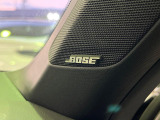 【BOSEサウンドシステム】メーカーオプションの高品位サウンドシステムを搭載。専用のチューニングが施された大小様々なスピーカーから良質なサウンドが奏でられ、臨場感あふれる音響空間を演出します。