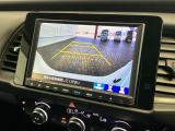 リバースギアに入れるだけで後方の表示へ切り替わります。夜間や雨の日の駐車も楽になりますよ。