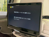 【リヤエンターテインメントシステム】後席にお座りの方も大満足の専用装備。ファーストクラスのような音響システムと、大画面のモニターで移動中もDVD等をお楽しみいただけます。