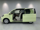 パワースライドドア付きだから、狭い駐車スペースなどでの 乗り降りラクラク!小さなお子さまのいるご家庭には嬉しい装備。