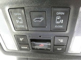 両側電動スライドドア装備。ドアノブ・車内スイッチで、ドアの自動開閉操作が出来ます♪はさみ込み防止機能付きなので、安心して開け閉めできますよ♪