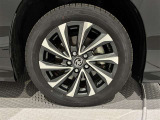 アルミホイールを装備、タイヤサイズは205/55R17です。