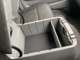 運転席のすぐ横に大きな収納がございます。