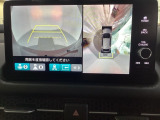 マルチビューカメラシステム搭載車です。お車の周囲を全方位でカバーします。後方・前方・両脇と、コンディションが悪い視界でもカラーモニターに映し出した映像がドライバーをサポートします。