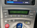 【オートエアコン】一度お好みの温度に設定すれば、車内の温度を検知し風量や温度を自動で調整。暑い&hellip;寒い&hellip;と何度もスイッチ操作をする必要はありません。快適な車内空間には必須の機能ですね♪
