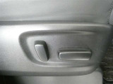 運転席パワーシート搭載。微妙な調整が手軽にでき、ピッタリのポジションで運転することが可能です。