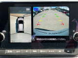 アラウンドビューモニターです。上空からお車の周りを見る感覚で表示されますので、車庫入れも安心です。
