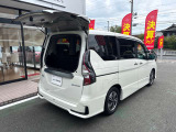 軽いハーフバックドアを開ければ狭い駐車場でも荷物が出せますね♪