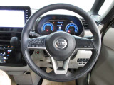 運転が楽しくなる明るく開放的な運転席まわりです。
