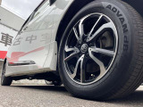 【純正15インチアルミホイール】車両デザインに合う純正アルミを装着。社外アルミや夏冬タイヤ取り揃えあります。ぜひご相談ください。
