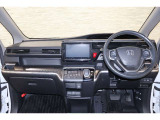 操作性に優れた運転席となります!小物入れや各ボタンの配置にこだわり、使いやすいです!座り心地もよく視認性も良好なのでロングドライブもお任せ下さい!
