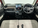 【インパネ】運転のしやすさを最優先に設計された見晴らしの良いフロントビュー。車両間隔が掴みやすく狭い道でも安心♪「安全」と「品質」を最優先に、安心してお乗りいただけるクルマを提供いたします。