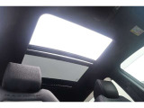 電動サンルーフ装備のお車です!晴天時に開放して、ドライブをより一層楽しむことが出来ます!