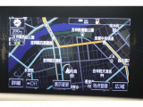 運転中も視線移動の少ない位置にレイアウトされたメーカーSDナビ。CD・DVD・ブルーレイ・SD・高画質で鮮明な映像が楽しめるフルセグTVに対応しています。