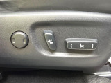 【メモリー機能付きパワーシート】ドライバーごとに設定したシート位置を記憶して、ボタン一つで切り替えできる便利な機能!運転する方が複数名いらっしゃるご家庭におすすめです♪