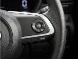 ハンドルにオーディオ操作用スイッチを備え、手を放さずに操作可能。安全性と利便性を両立しています。